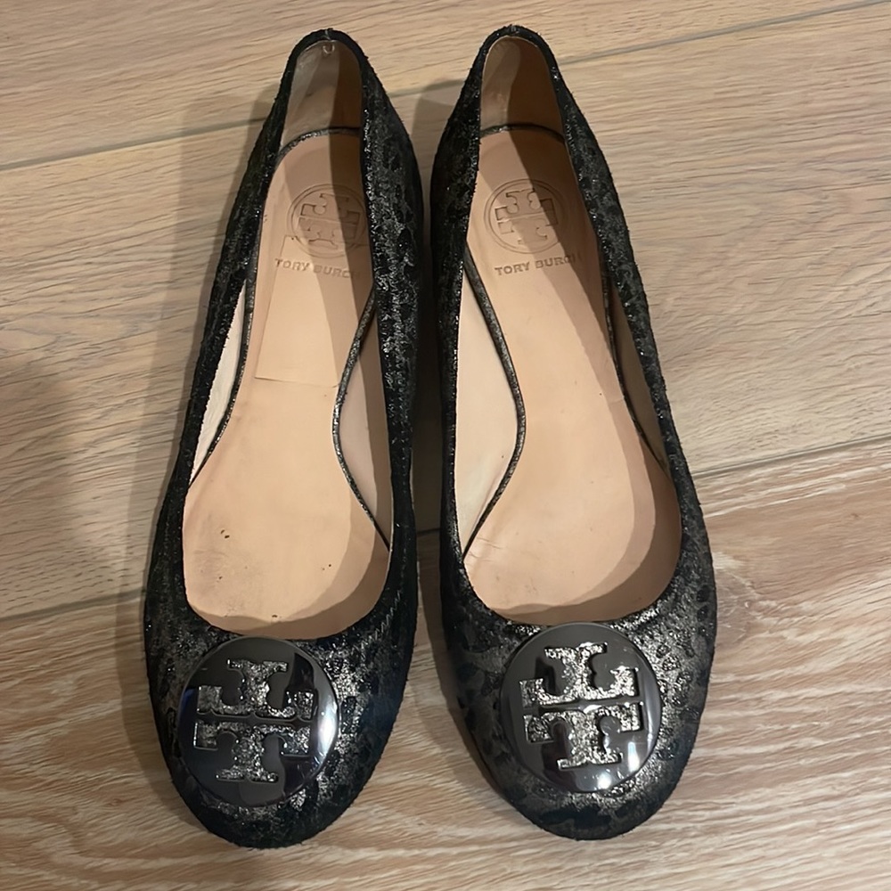 Tory Burch Black Flats with Gray Logo - Picture 2 of 15
